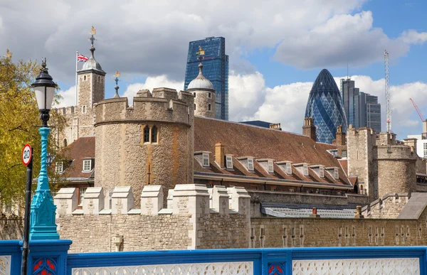 LONDRES, Reino Unido - 30 de abril de 2015: muralhas da Torre de Londres e modernos edifícios de vidro de ária empresarial em segundo plano — Fotografia de Stock