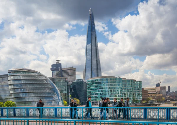 LONDRES, Reino Unido - 15 de abril de 2015: fragmento de vidro. Cidade de Londres, margem sul do rio Tamisa — Fotografia de Stock