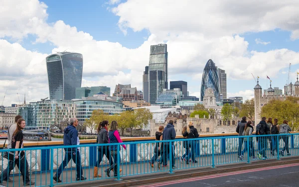 Londra, Ingiltere-30 Nisan 2015: kule Londra duvarları ve arka planda iş Aria modern cam binalar — Stok fotoğraf