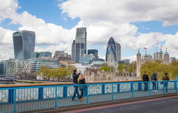 Londra, Ingiltere-30 Nisan 2015: kule Londra duvarları ve arka planda iş Aria modern cam binalar — Stok fotoğraf