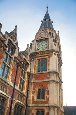 Cambridge, İngiltere - 18 Ocak 2015: Pembroke college, Cambridge Üniversitesi'nde. Kilise ile iç avlu