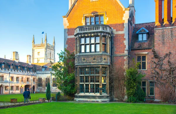 CAMBRIDGE, Reino Unido - 18 DE ENERO DE 2015: Pembroke college, University of Cambridge. El patio interior con iglesia — Foto de Stock