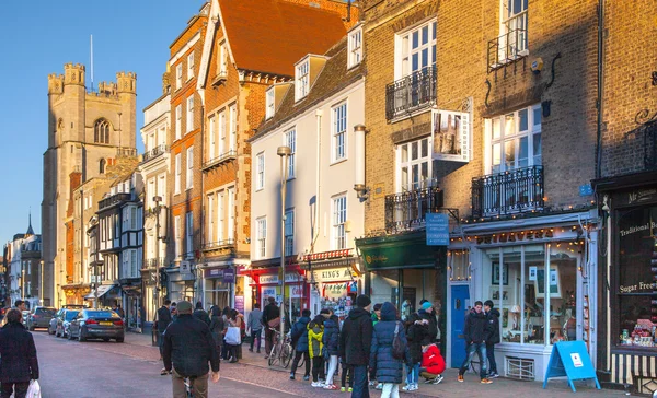 Cambridge, İngiltere - 18 Ocak 2015: Kral'ın geçit, ana caddesi kolajı, mağazalar ve kafeler ile — Stok fotoğraf