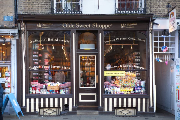 CAMBRIDGE, UK - JANUARY 18, 2015: King's passage, the main street with collages, shops and cafes — Stock Photo, Image