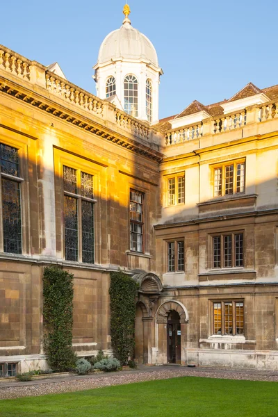 КЕМБРИДЖ, Великобритания - 18 января 2015 года: вид на внутренний двор колледжа Клэр — стоковое фото