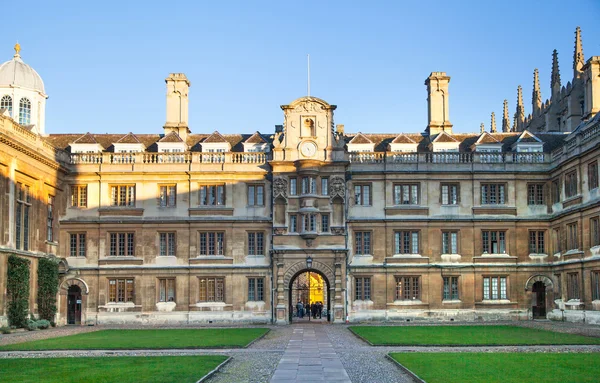 英国剑桥-2015 年 1 月 18 日: 克莱尔学院内庭院视图 — 图库照片