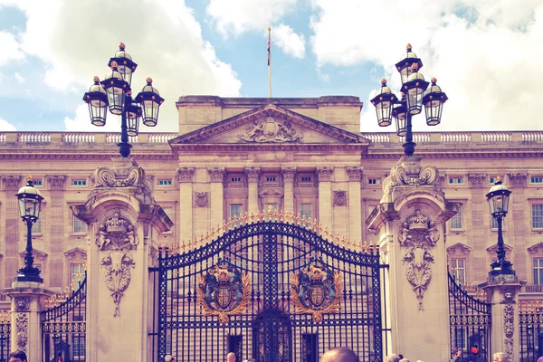 LONDRES, Reino Unido - 14 de maio de 2014: Palácio de Buckingham a residência oficial da rainha Isabel II e um dos principais turistas — Fotografia de Stock