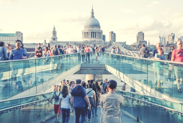 LONDRES, Reino Unido - 29 de março de 2014: Margem sul a pé do rio Tâmisa. Vista da catedral de São Paulo a partir da ponte a pé — Fotografia de Stock