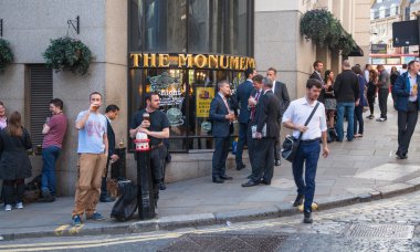 Heathrow Havaalanı Terminal 5 gelenler için bekleyenler