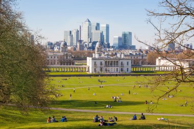Londra, İngiltere - 14 Nisan 2015: Canary Wharf manzara Greenwich hill. Bankacılık ARIA modern gökdelenler