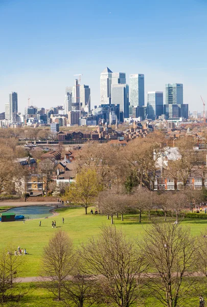 London, Storbritannien - 14 April 2015: Canary Wharf vy från Greenwich hill. Moderna skyskraporna i bank aria — Stockfoto