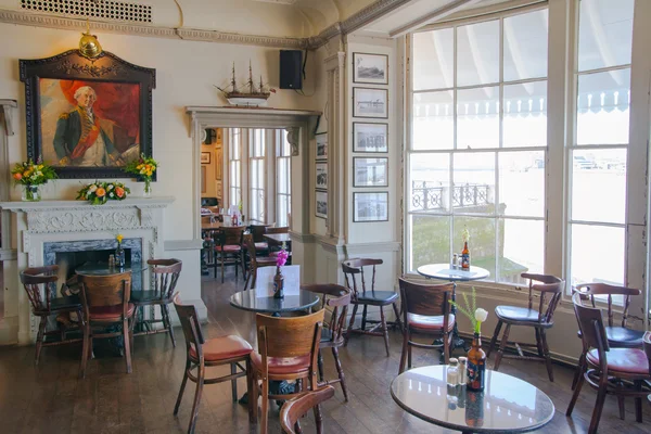 LONDRES, Reino Unido - 14 de abril de 2015: Old English victorian public house interior. Configurações da manhã cedo sem pessoas — Fotografia de Stock