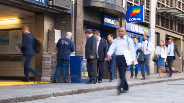 LONDRES, Reino Unido - ABRIL15, 2015: Cidade de Londres, passageiros de metrô andando em frente à estação de metrô de Londres. Empresários desfocados . — Fotografia de Stock