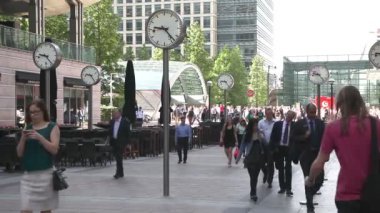 Londra, İngiltere - 03 Temmuz 2014: Canary Wharf'ta çalışmak için acele eden yolcular. Londra'nın ana kare finans bölgesigörünümü