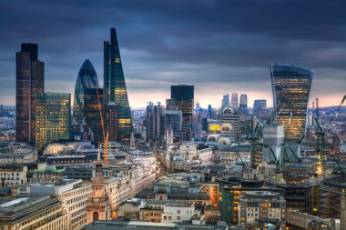Heathrow Havaalanı Terminal 5 gelenler için bekleyenler