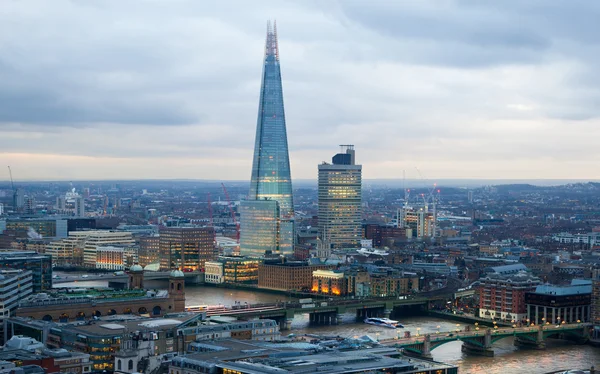 Människor som väntar för ankomst på flygplatsen Heathrow Terminal 5 — Stockfoto