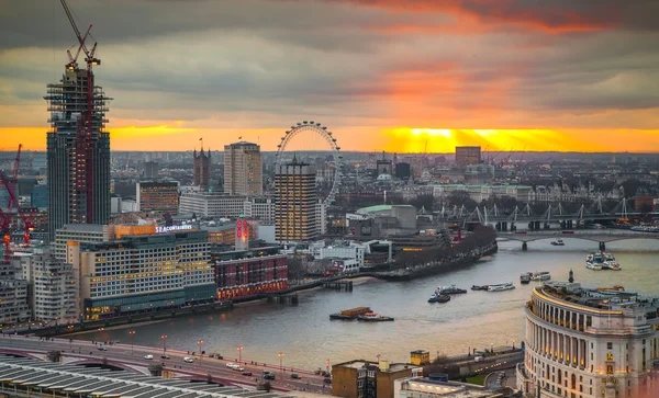 Londýnská city, obchodní a bankovní oblasti. Londýnské panorama v západu slunce. Pohled od St. Paul katedrála — Stock fotografie