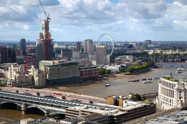 Pohled na Londýn. City of London, jeden z předních Center globálních financí tento názor — Stock fotografie