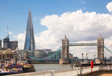 Kule Köprüsü ve cam parçası Thames Nehri görüntülemek