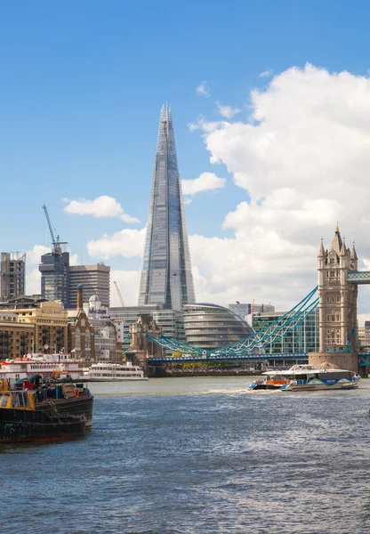 Tower bridge och skärvan av glas Visa från Themsen — Stockfoto