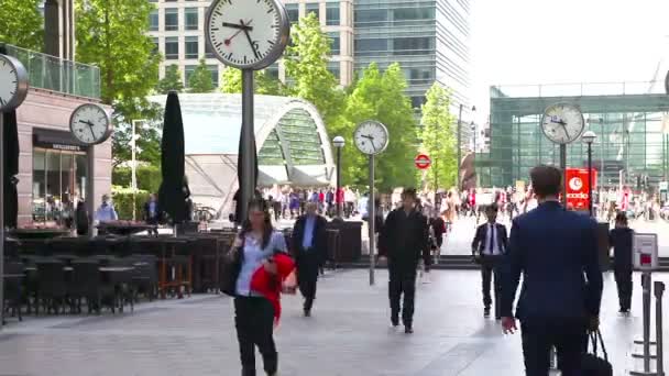 Λονδίνο, Ηνωμένο Βασίλειο - 30 Μαΐου 2015: Κάτοχοι διαρκούς εισιτήριου σπεύδουν να εργαστούν σε Canary Wharf. Θέα από την κύρια πλατεία οικονομική συνοικία του Λονδίνου — Αρχείο Βίντεο