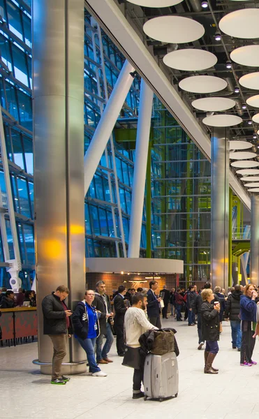 Lidé čekají na přílety na letišti Heathrow Terminal 5 — Stock fotografie