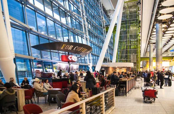 Pessoas esperando por chegadas no aeroporto de Heathrow Terminal 5 — Fotografia de Stock