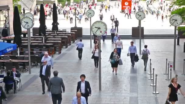 LONDRES, Reino Unido - 30 de mayo de 2015: Viajeros que se apresuran a trabajar en Canary Wharf. Vista del distrito financiero de la plaza principal de Londres — Vídeo de stock