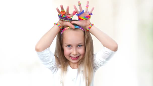 Loom bands craft. Little girl demonstrating her works. — Stock Video