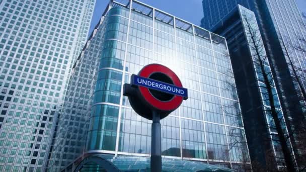 London, Verenigd Koninkrijk - 10 maart 2014: Canary Wharf wolkenkrabbers en tube station teken. Londen — Stockvideo