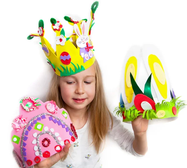Liten flicka visar hennes hantverk fungerar Easter bonnet, Pappersdockor och renar — Stockfoto