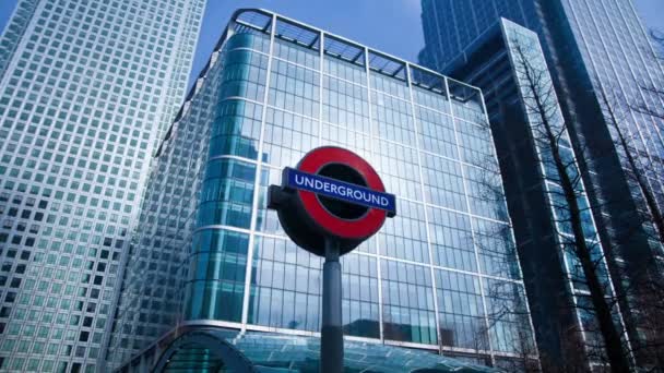 LONDRES, Reino Unido - 10 de marzo de 2014: Rascacielos de Canary Wharf y letrero de estación de metro. Londres — Vídeos de Stock