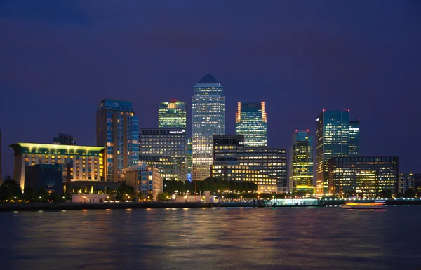 LONDRES, Reino Unido - 17 de octubre de 2014: aria comercial y bancaria de Canary Wharf y las primeras luces nocturnas — Foto de Stock