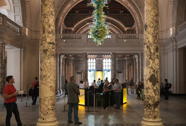 LONDRES, ROYAUME-UNI - 24 AOÛT 2014 : Salle d'exposition. V & A Museum est le plus grand musée mondial des arts décoratifs et du design . — Photo