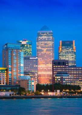 Londra, İngiltere - 17 Ekim 2014: Canary Wharf iş ve bankacılık ARIA ve ilk gece ışıkları