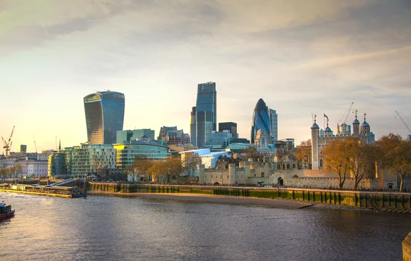 LONDON, UK - APRIL 30, 2015: City of London  view from the Tower Bridge. — Stockfoto