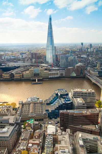 LONDON, UK - APRIL 22, 2015:  London view includes River Thames, London bridge and Shard. Panoramic view from the 32 floor of London's skyscraper — Stock Photo, Image