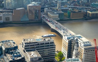 Londra, İngiltere - 22 Nisan 2015: Londra görünümü Thames Nehri'nin, London bridge ve 