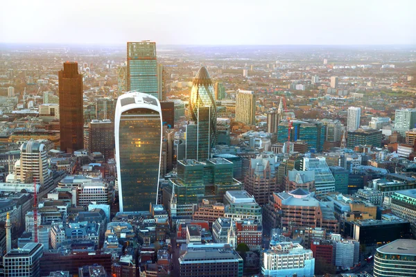 London, Verenigd Koninkrijk - 15 April 2015: City of London panorama in zonsondergang. — Stockfoto