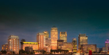 Londra, İngiltere - 17 Ekim 2014: Canary Wharf iş ve bankacılık ARIA ve ilk gece ışıkları