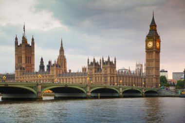 Londra günbatımı. Büyük Ben ve Parlamentosu evleri
