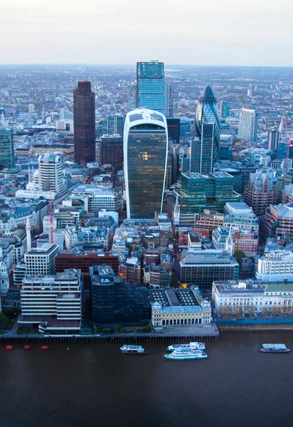 LONDRA, Regno Unito - 15 APRILE 2015: Panorama della città di Londra al tramonto . — Foto Stock