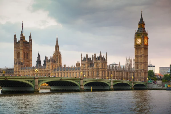 Londra günbatımı. Büyük Ben ve Parlamentosu evleri