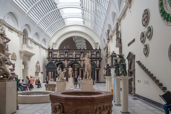 LONDRES, Reino Unido - 24 de agosto de 2014: Sala de exposiciones. V & A Museum es el museo más grande del mundo de artes decorativas y diseño . — Foto de Stock