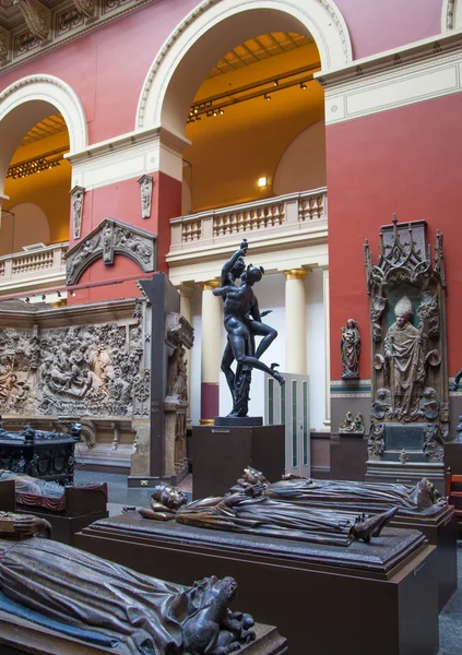 伦敦，英国-2014 年 8 月 24 日: 展览厅。V & A 博物馆是世界上最大的装饰艺术与设计博物馆. — 图库照片