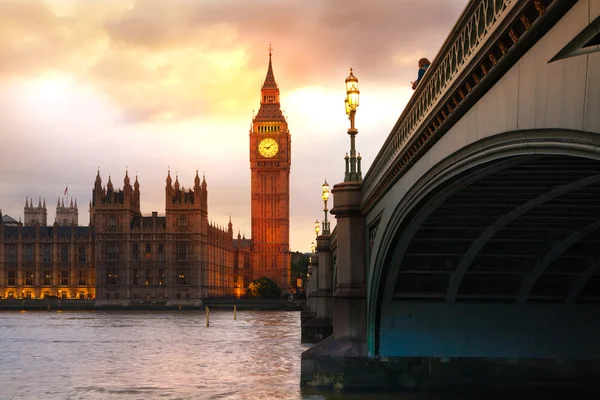 Londyn zachód słońca. Big Ben oraz Pałac Westminsterski — Zdjęcie stockowe