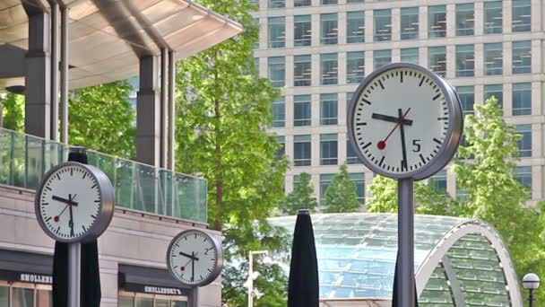 LONDRES, Reino Unido - 03 de julio de 2015: Relojes en la plaza Canary Wharf — Vídeos de Stock