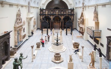 Londra, İngiltere - 24 Ağustos 2014: Sergi Salonu. V ve A Müzesi dünyanın en büyük Müzesi Dekoratif Sanatlar ve tasarım olduğunu.