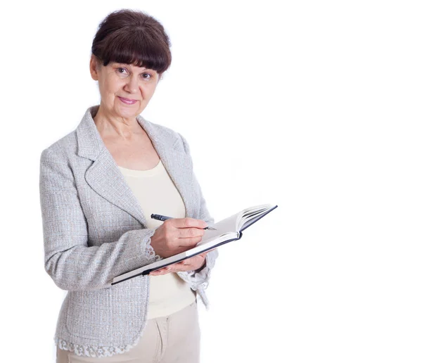Mulher idosa posando como um funcionário de escritório, administrador, secretária. Retrato contra de fundo branco — Fotografia de Stock