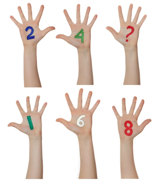Числа, нарисованные на детских руках. Поднимает руки . — стоковое фото